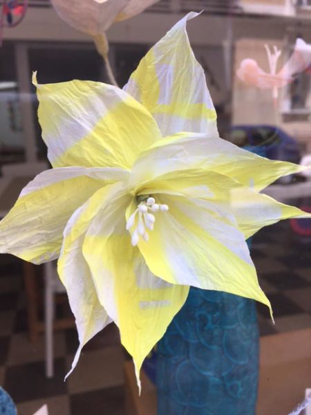 fleur en papier japonais et monotype jaune