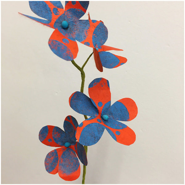 branche fleurs bleues en papier