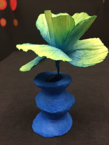 mini vase en papier avec une fleur verte