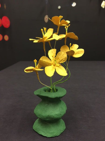 composition florale, mini vase vert et fleurs jaunes