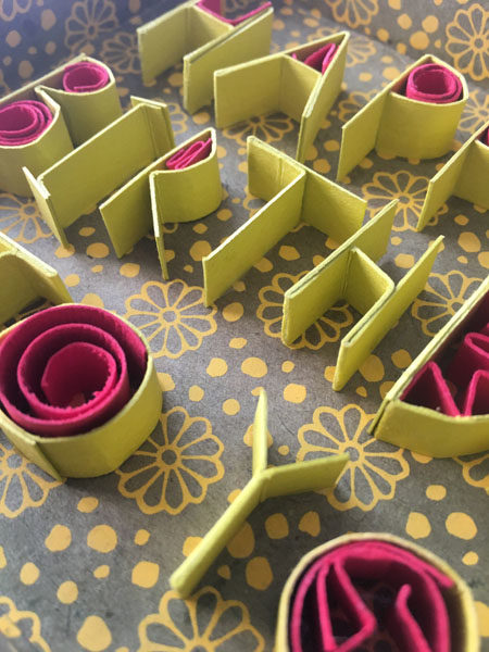 Détail d’un lettrage réalisé en quilling