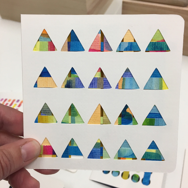 Carte en papier avec motifs découpés et bandes colorées