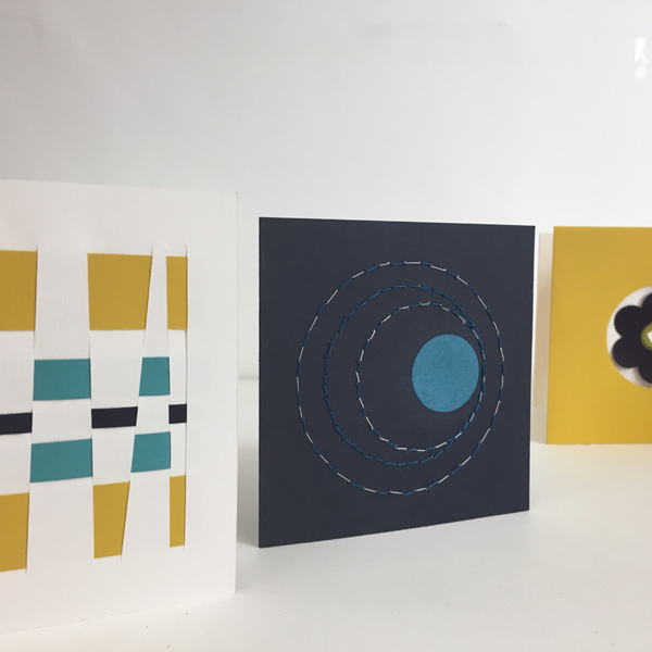 Série de cartes en papier réalisées avec différentes techniques : tissage, broderie, collage et motifs