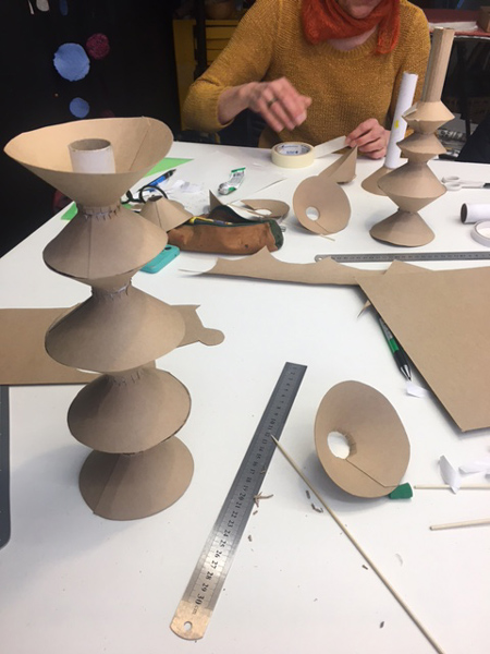 Construction en cours du vase en carton