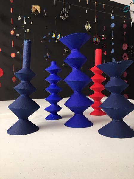 Série de vases réalisés en carton et gesso lors d’un atelier créatif