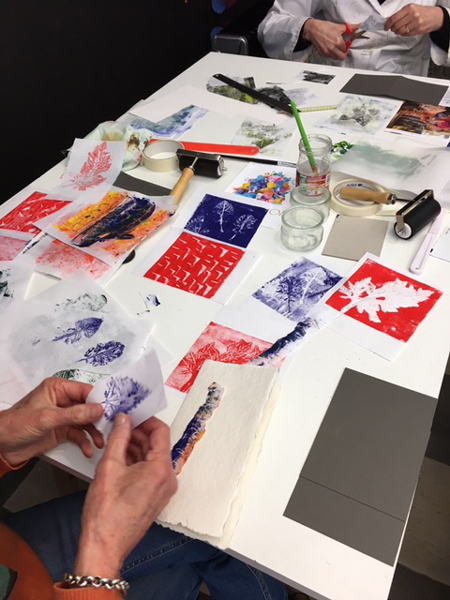 Composition en cours d’une carte avec des papiers réalisés en monotype