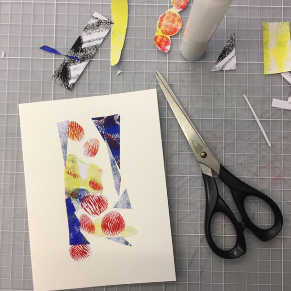 Découpe et composition de papiers monotypes pour une carte en cours de réalisation
