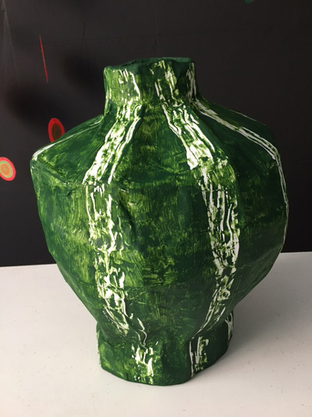 Vase décoratif de grande dimension en carton et papier, avec finition à la peinture à la colle