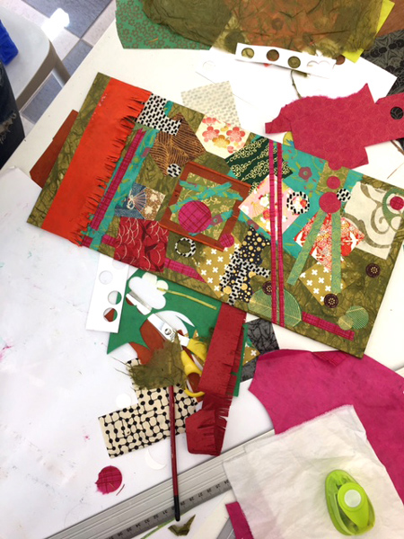 composition de papiers imprimés aux formes et couleurs superposés