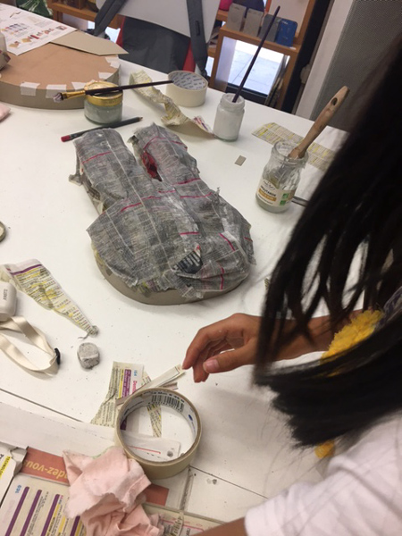 Réalisation en cours d'une tête de lapin en papier mâche