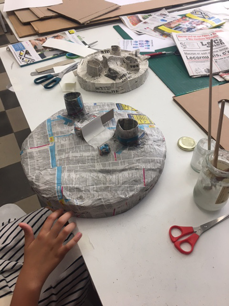 Réalisation en cours d'un masque mural en papier mâché
